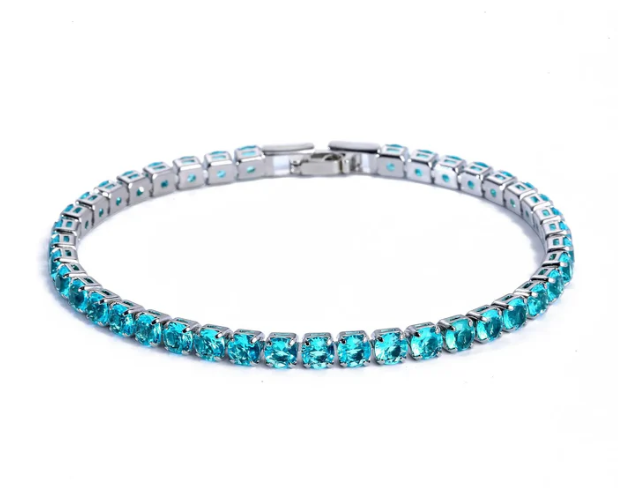 Vardagslyx: Justerbart tennisarmband för dam. Gnistrande zirkoner ger en elegant touch.