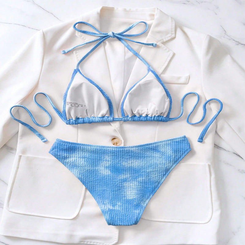 Justerbar dam triangel bikini med bekväma band och hög benöppning. Idealiska badkläder för soliga dagar.