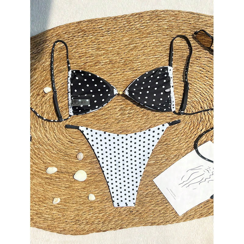 Komplett dam prickig triangel-bikini. Chic strandmode för sommar, pool och avkoppling. Justerbar passform.