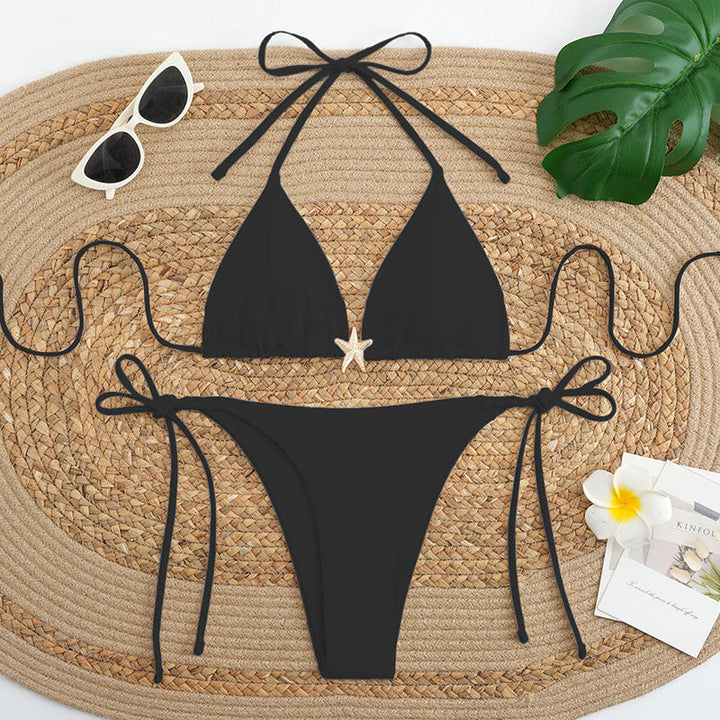 Närbild på elegant snäckdetalj på Dam Triangel Bikini-set med justerbara band, perfekt för stranden.
