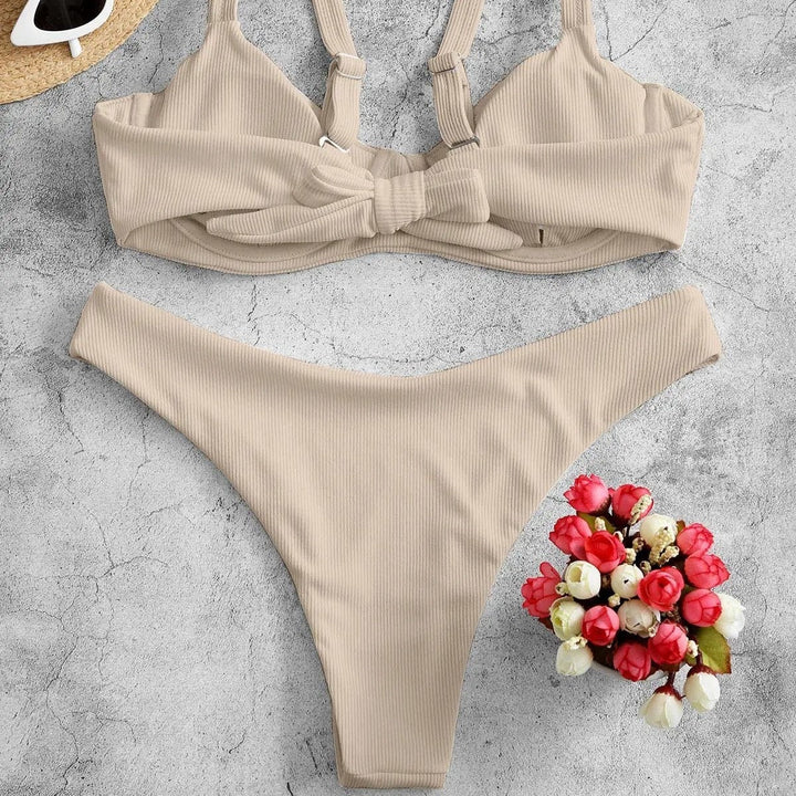 Stilren dam bikini-set i karamellfärg med vadderad triangeltopp för komfort på sommaren.