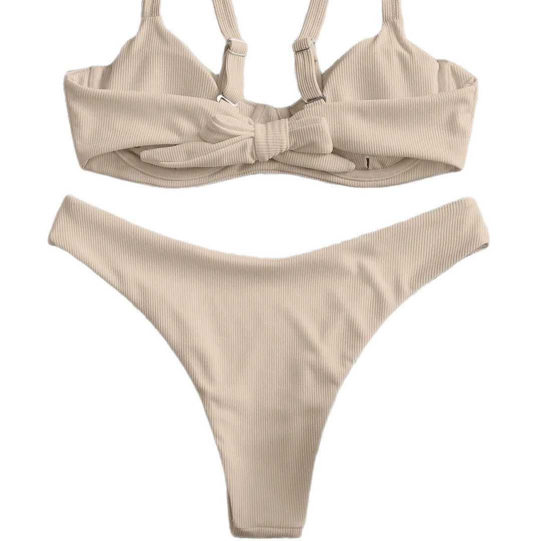 Komplett triangel-bikini set för dam med bekväm vadderad topp. Utmärkt för sol och bad.