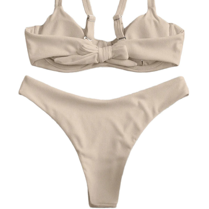 Komplett triangel-bikini set för dam med bekväm vadderad topp. Utmärkt för sol och bad.