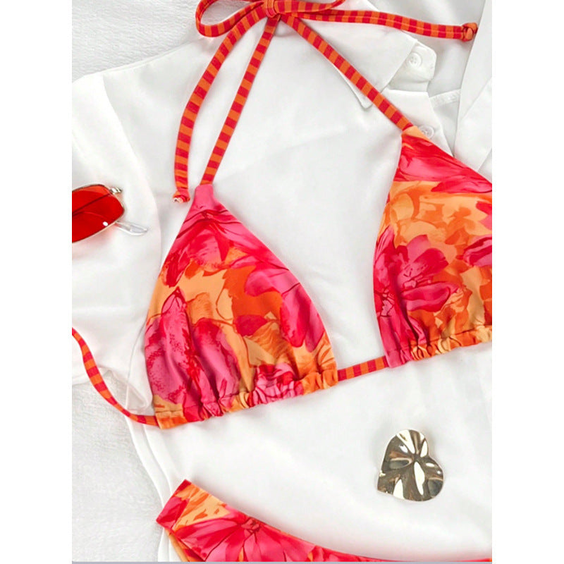 Trendig damtriangelbikini med blommönster, idealisk för strandliv och poolhäng i sommar.