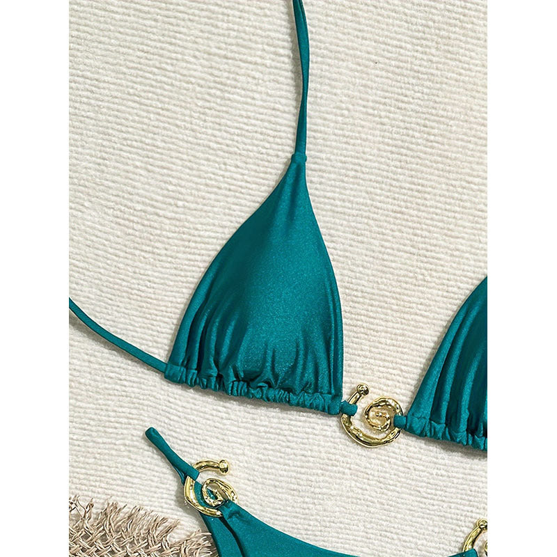Stilren triangelbikini, badkläder för dam med eleganta gulddetaljer, redo för poolen.