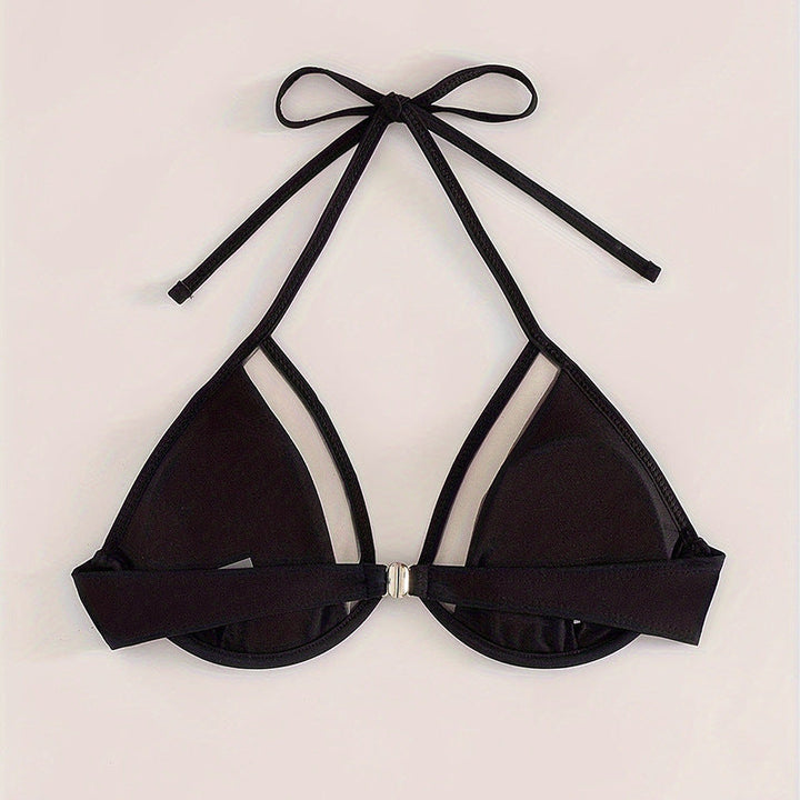Modern dam triangelbikini med elegant midja och transparenta insatser, stilrena strandkläder.