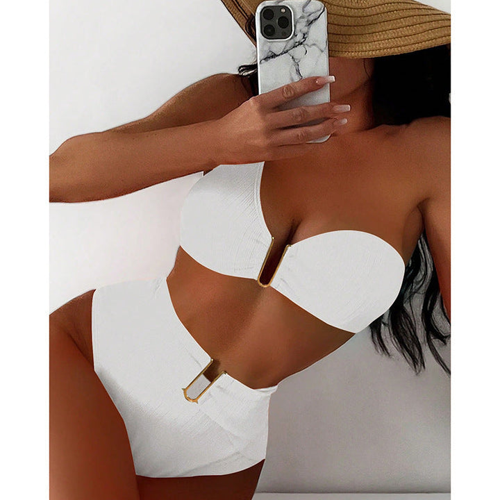 Sommarbikini för dam i triangle-modell med vadderad kupa och hög midja. Stilrena badkläder för poolen.