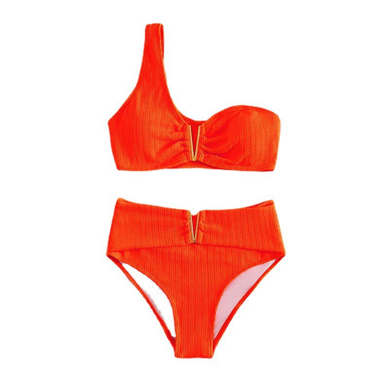 Figurnära dam bikini i triangle-design med vadderad BH och högmidjade underdel. Eleganta badkläder.