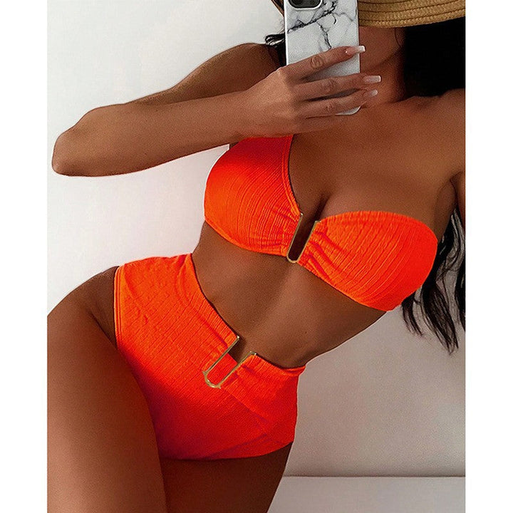 Trendig dam triangle bikini med vadderad överdel och hög midja. Ger komfort och självförtroende på stranden.