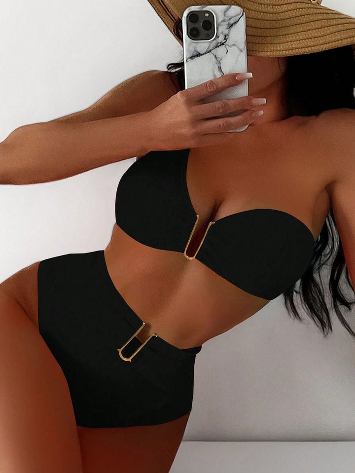 Semesterklar dam triangle bikini med vadderad överdel och högmidjade trosor. Chic look för pool och strand.