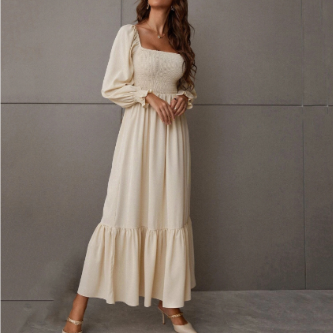 Mjuk och bekväm dam övergångsklänning. Långärmad med elegant florentinsk urringning för en stilren look.