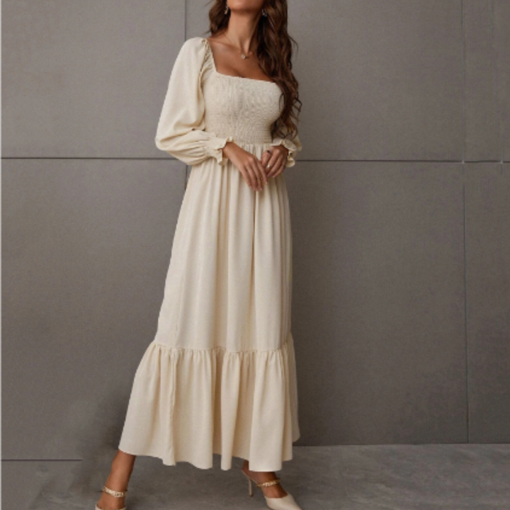 Mjuk och bekväm dam övergångsklänning. Långärmad med elegant florentinsk urringning för en stilren look.