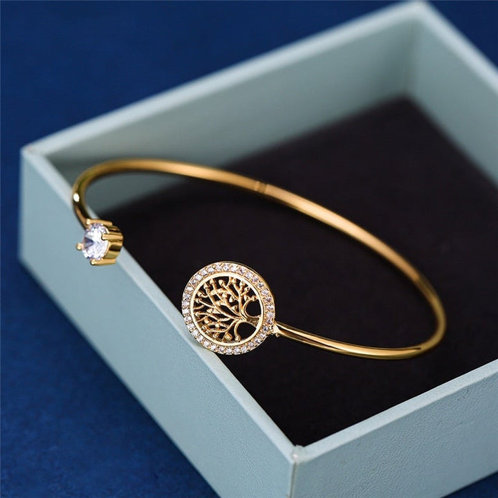 Elegant damarmband med Livets träd-symbol i guld. Justerbart för perfekt passform, ett meningsfullt smycke.