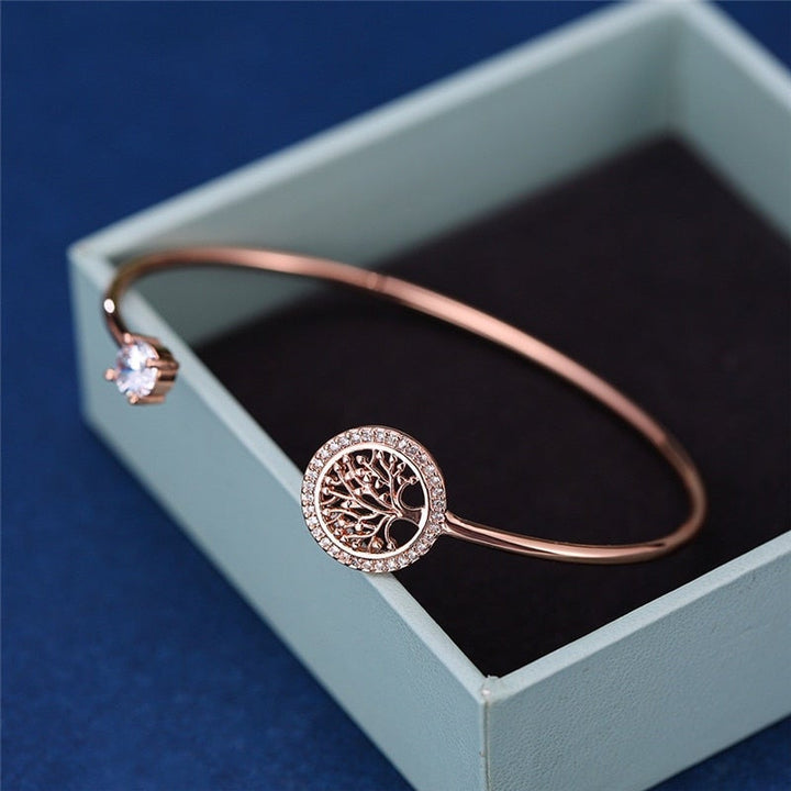 Justerbart damarmband Livets träd i silver. Ett elegant och symboliskt smycke för kvinnor, perfekt som present.