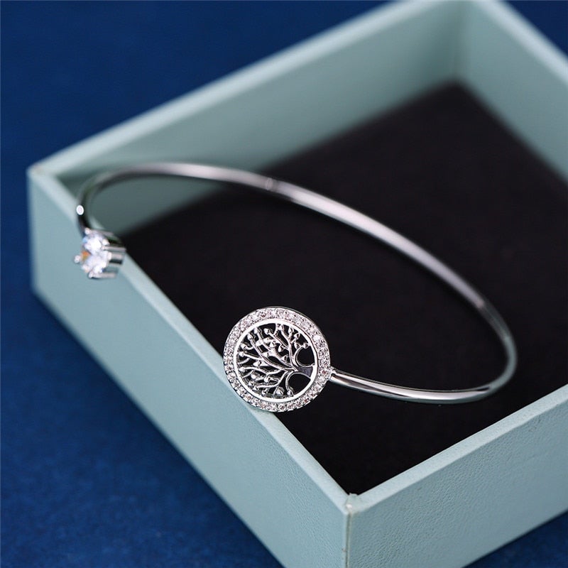 Runt damarmband med detaljerat Livets träd-motiv i roséguld. Justerbart för en tidlös och elegant stil.