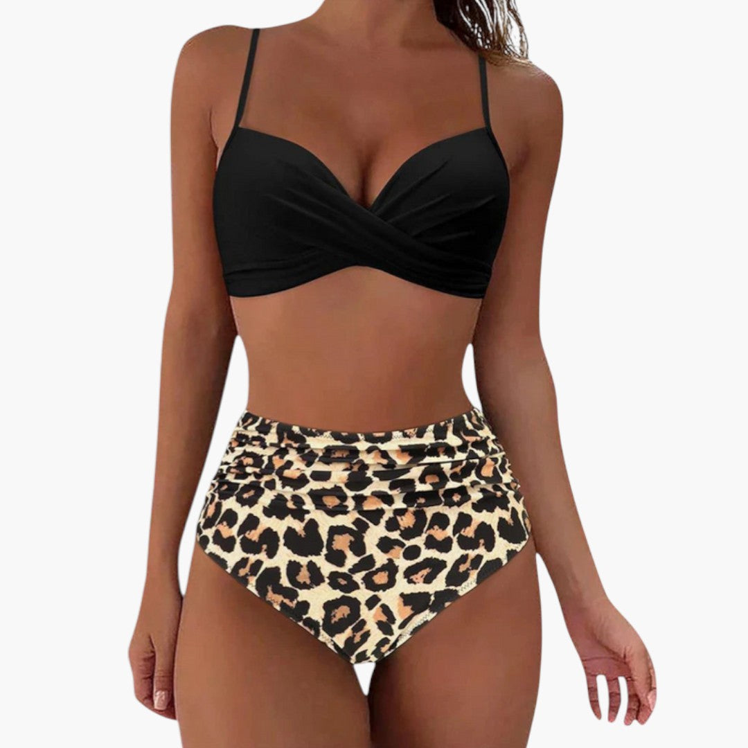 Kvinna i bikini-set med livligt blommönster och justerbar trekantstopp, moderna badkläder för stranden.