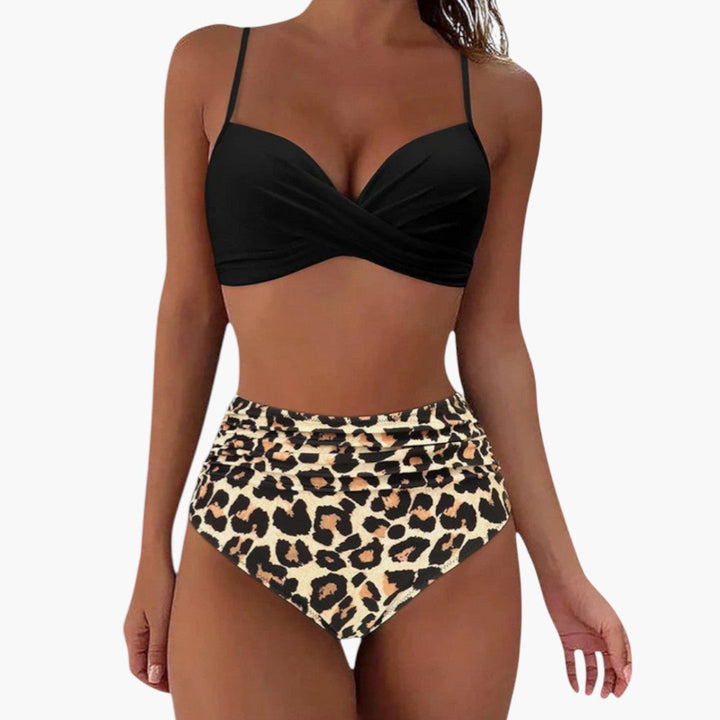 Kvinna i bikini-set med livligt blommönster och justerbar trekantstopp, moderna badkläder för stranden.