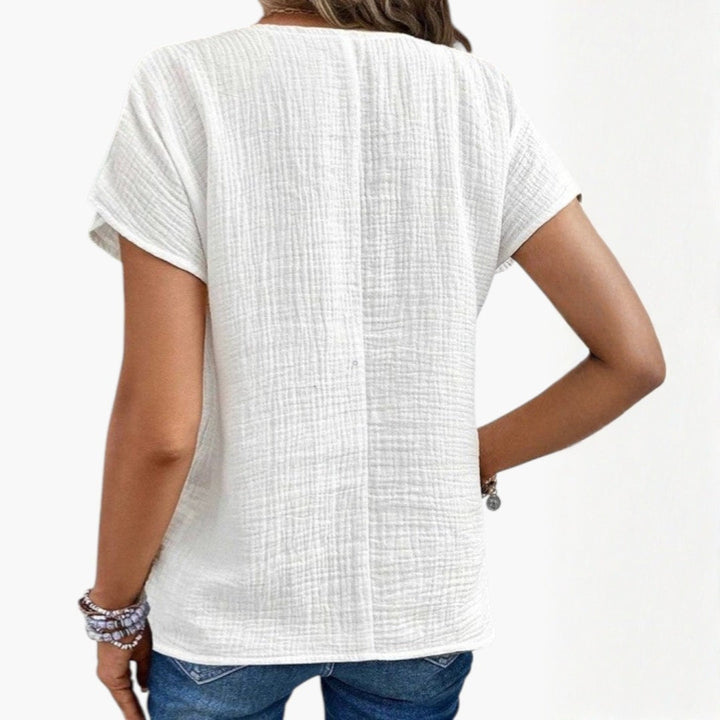 Blå sommarblus med V-ringning. Lätt & kortärmad damblus, perfekt för en elegant & bekväm vardagsstil.