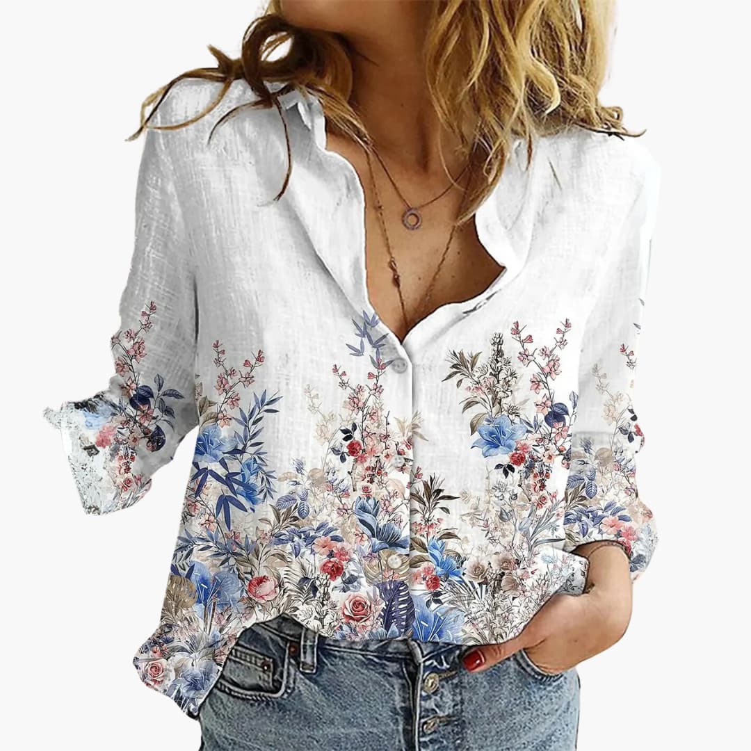 Vacker damblus med detaljerat fjärilsmönster, V-ringning. En kortärmad blus för en elegant look.