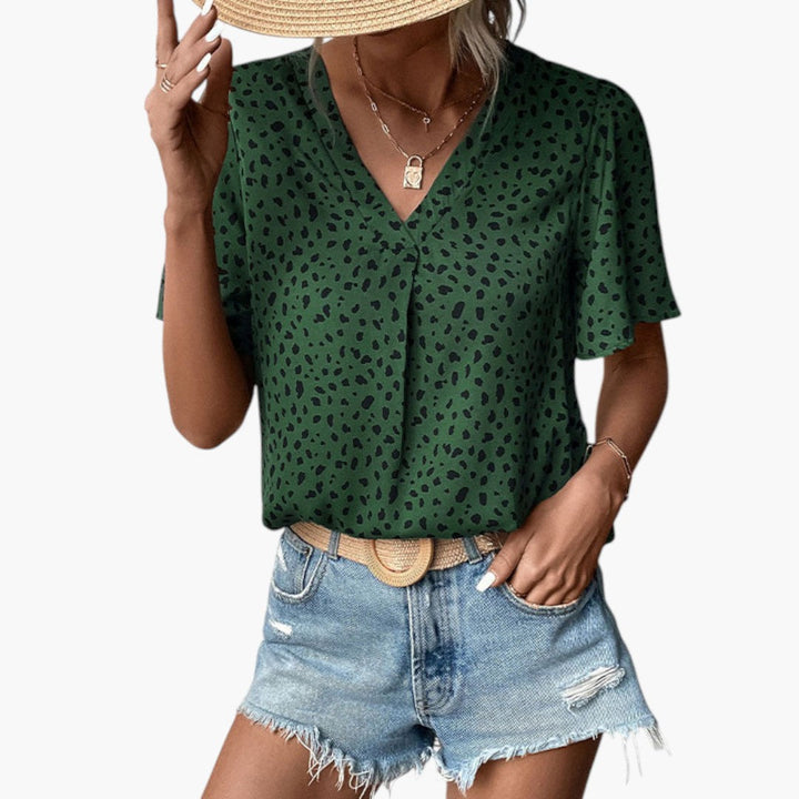 Kortärmad sommarblus med mönstrat tryck och V-ringning, idealisk för varma dagar, casual stil.