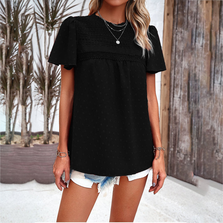 Elegant damblus med trendiga puffärmar och fina spetsdetaljer, perfekt för vår och sommar.