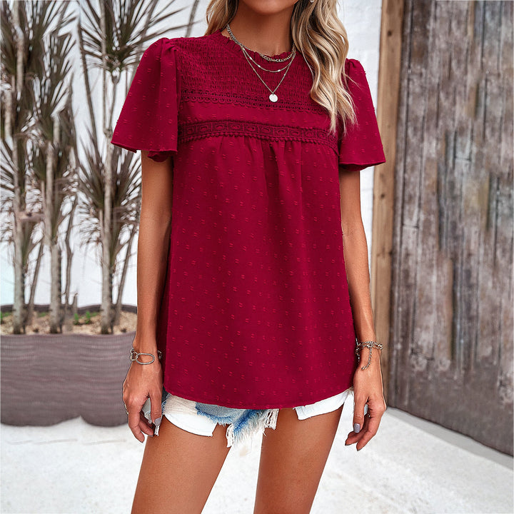 Modevit puffärmsblus med spets, en elegant topp för fest eller vardag på våren.