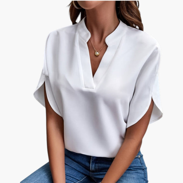 Elegant damblus med V-ringning & korta ärmar, perfekt för stilren vardag & dammode.