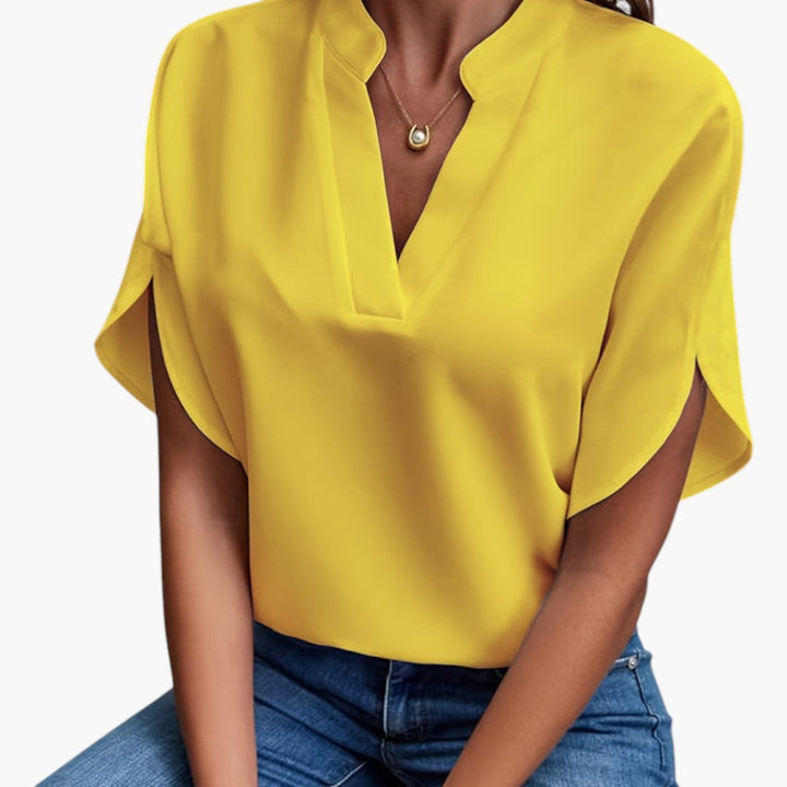 Elegant & stilren damblus med V-ringning, kort ärm och bekväm passform för vardagsbruk.