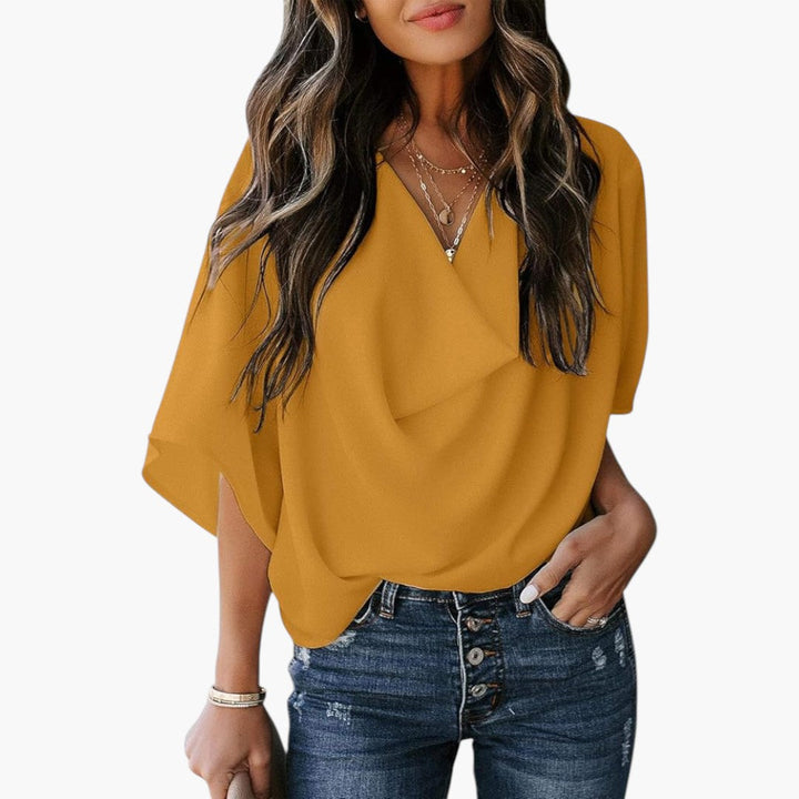 Stilren damblus med V-ringning & korta ärmar; en bekväm och elegant vardags- & festblus.