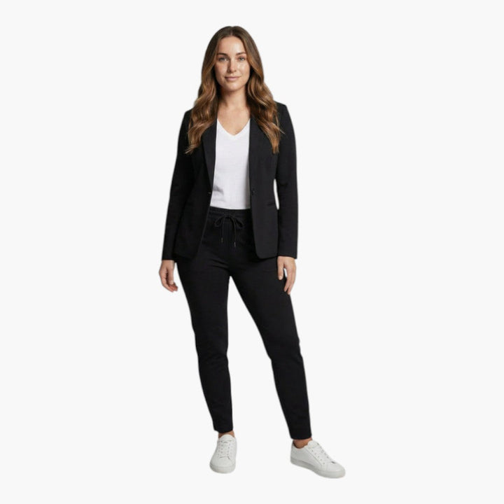 Elegant damdress-set med kavaj & byxor. Perfekt för kontoret, fest & vardagsstil. Stilren look för kvinnor.