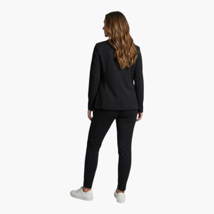 Stilren damdress i elegant tyg, med välsittande kavaj & byxor. Mode för kontor & fest.