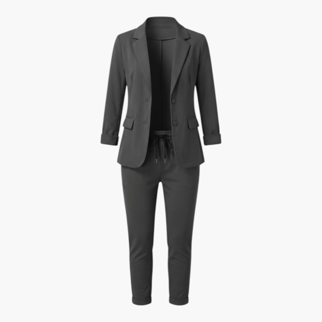 Figurnära damdress med modern kavaj & raka byxor. Idealisk för en elegant och professionell look.