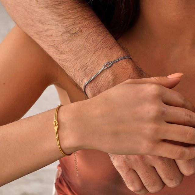 Exklusivt damarmband med knopdesign på mjuk bakgrund