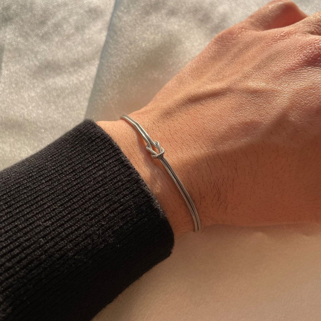 Trendigt smycke, damarmband med kärleksknop i vardagsmiljö