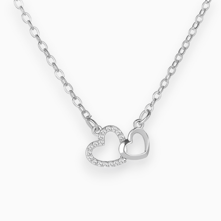 Elegant damhalsband Celestina med hjärta i kombinerat silver och guld, symboliserar evig kärlek. Perfekt present.