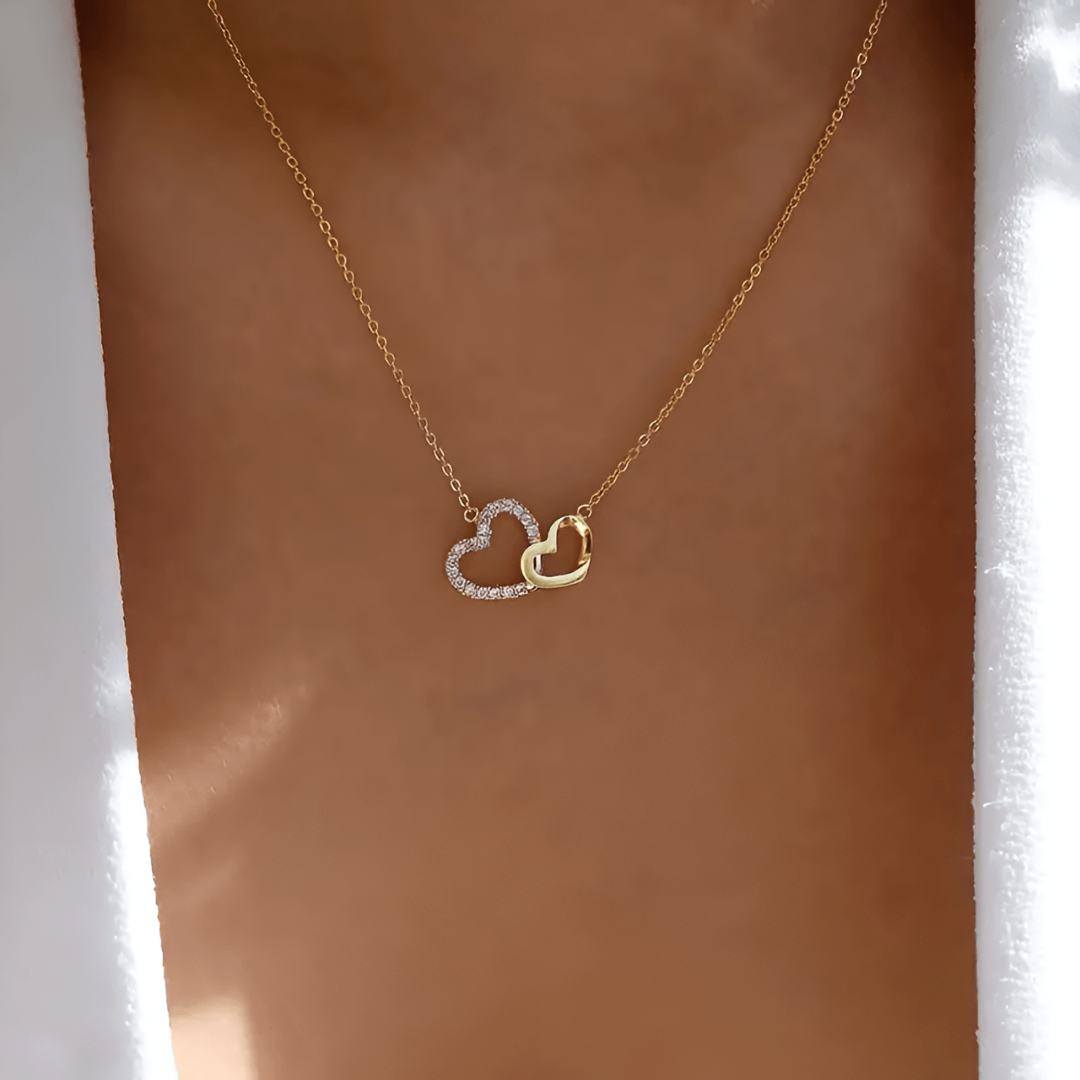 Vackert kvinnorsmycke, Celestina damhalsband, med hjärtformad evighetssymbol i glänsande silver och guld.