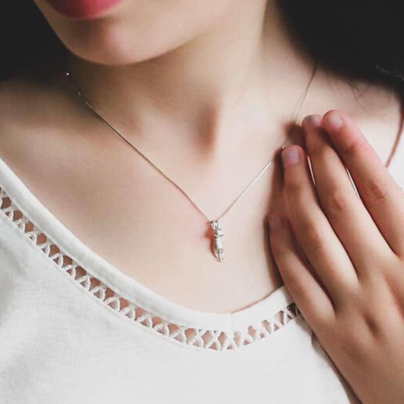 Närbild av silverhalsband med detaljerat katthänge i 925 sterling silver. Ett unikt djursmycke.