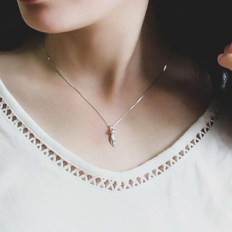 Stilrent damhalsband med charmigt katthänge, tillverkat av äkta 925 sterling silver. För kattälskare.