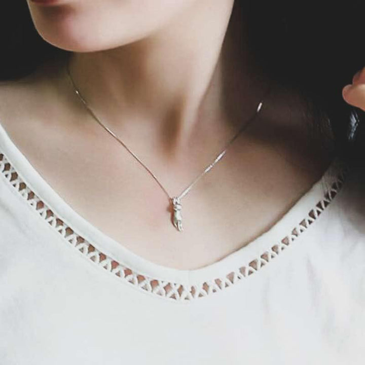 Stilrent damhalsband med charmigt katthänge, tillverkat av äkta 925 sterling silver. För kattälskare.