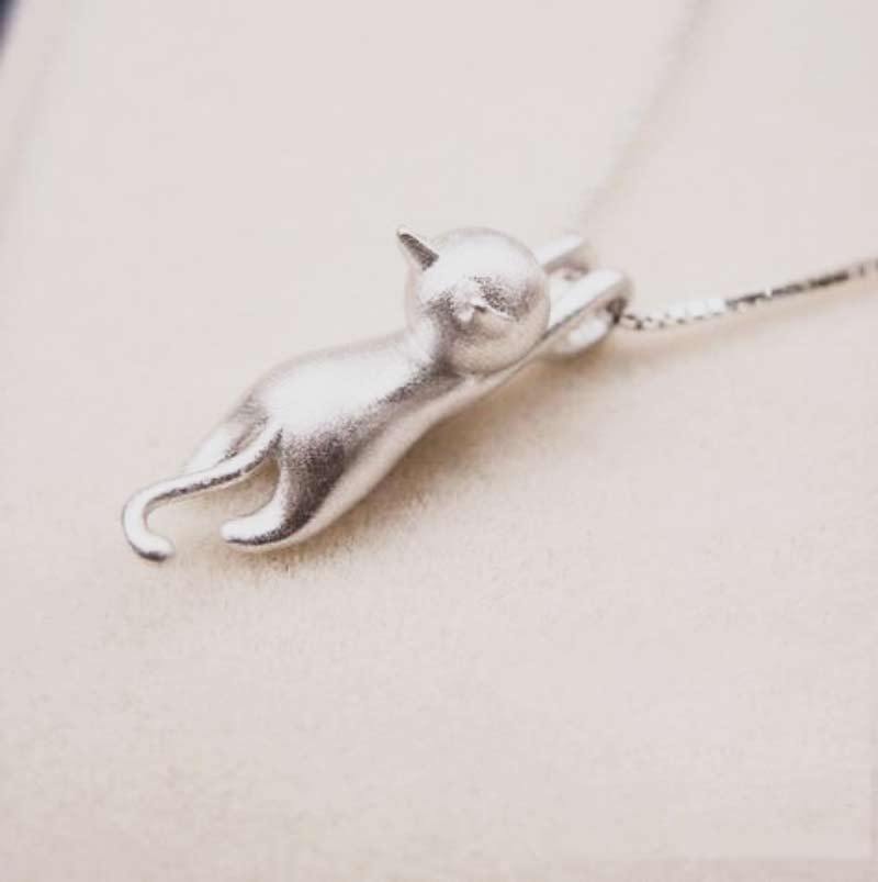 Exklusivt kattsmycke: Katthänge i 925 sterling silver på ett elegant silverhalsband. Tidlös design.
