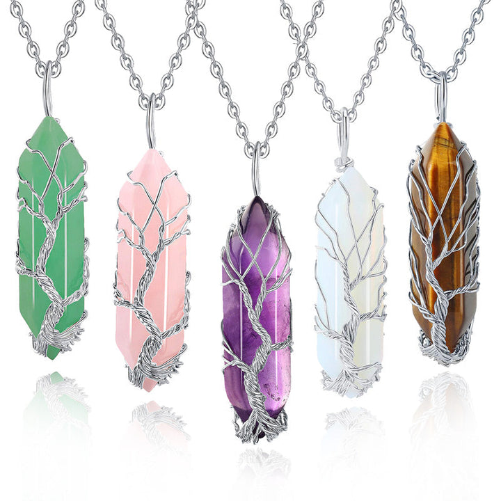 Elegant damhalsband med Livets Träd och gnistrande kristall för energi och stil.
