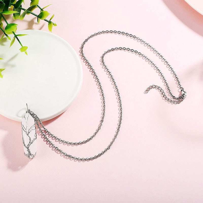 Livets Träd-halsband med en fängslande kristall, spirituellt och stilfullt smycke.
