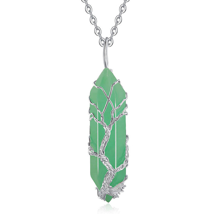 Silverhalsband med detaljerat Livets Träd-motiv och kraftfull ädelsten.