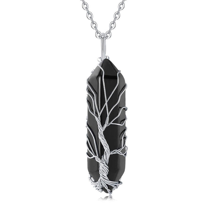 Glänsande silverhalsband med Livets Träd och en klar, energigivande kristall.