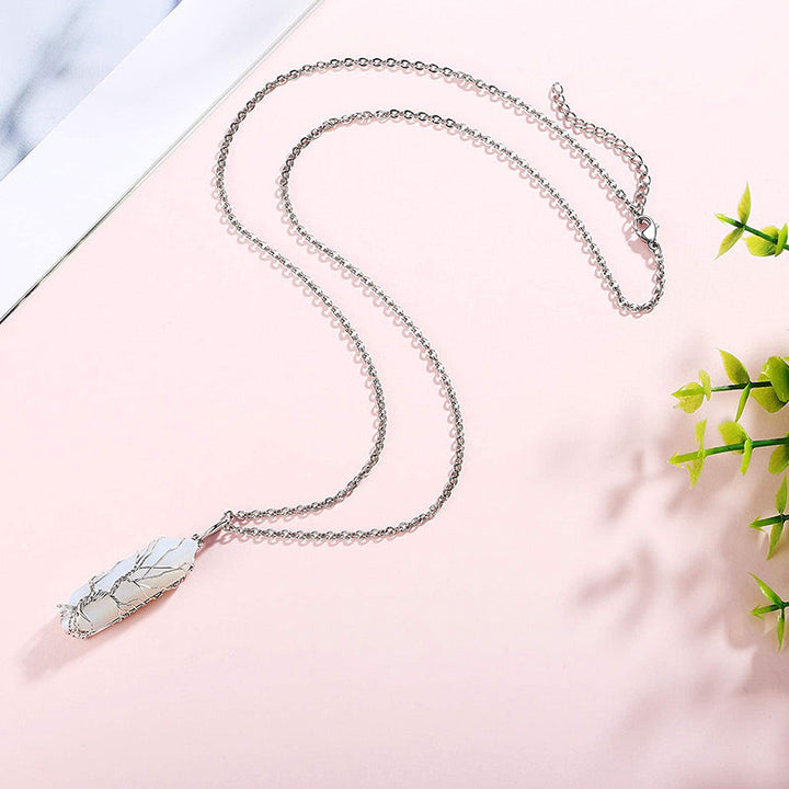 Gåva till henne: Livets Träd-halsband med ädelsten för inre balans och stil.