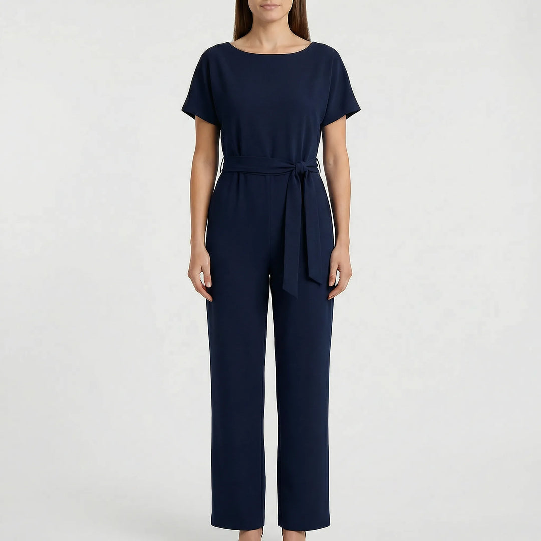 Stilren Emma jumpsuit för dam. Vida ben och elegant passform. Bekväm helkroppsdräkt för både fest och vardag.