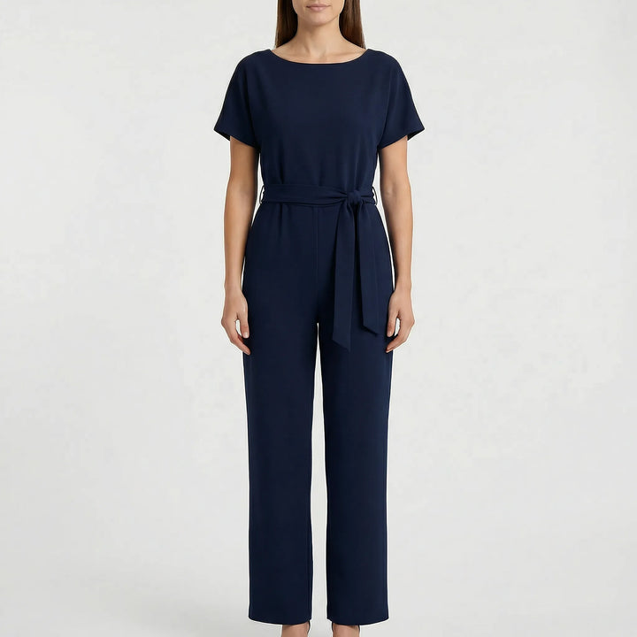 Stilren Emma jumpsuit för dam. Vida ben och elegant passform. Bekväm helkroppsdräkt för både fest och vardag.