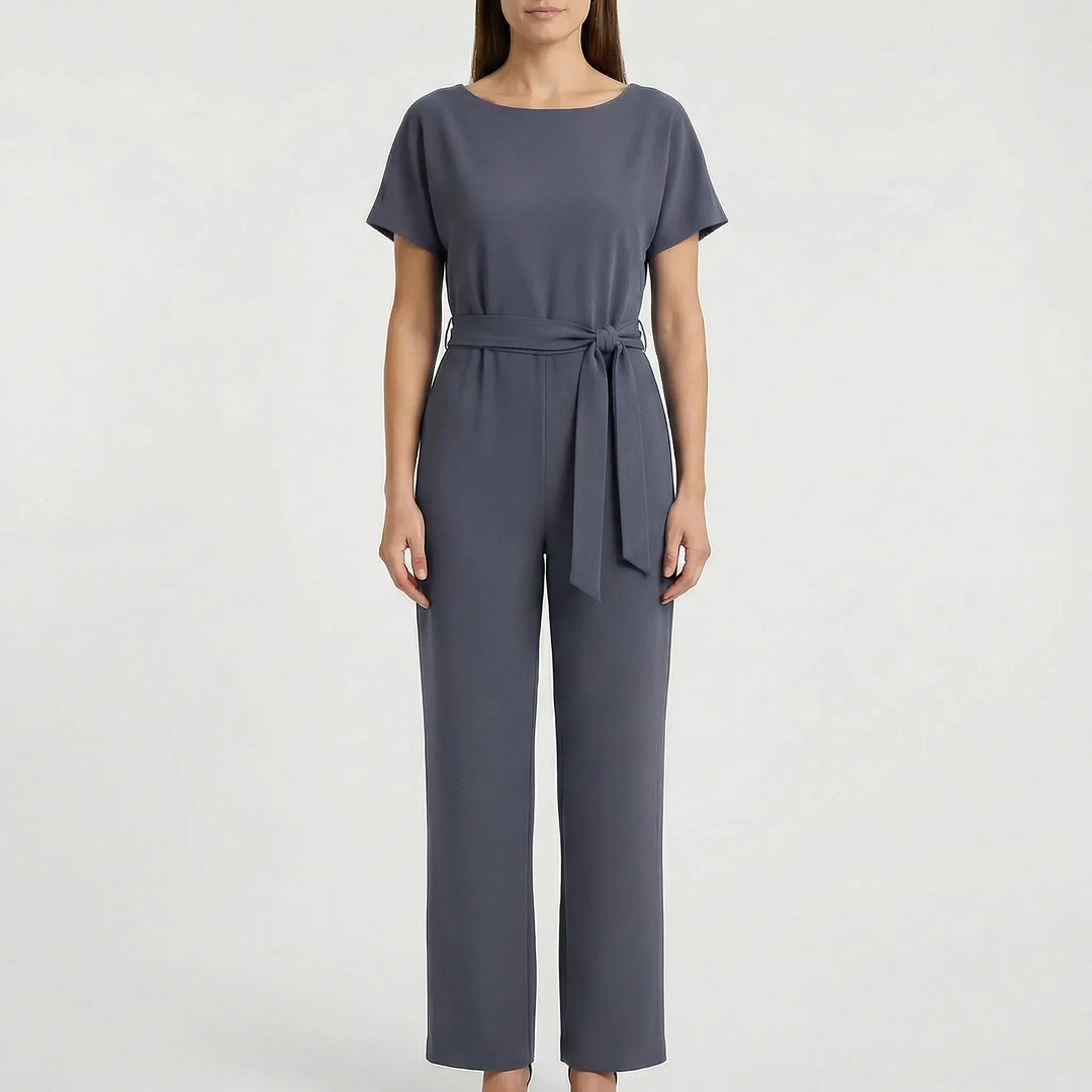 Elegant damjumpsuit med vida ben. Stilren helkroppsdesign med knytbälte, perfekt för fest och speciella tillfällen.
