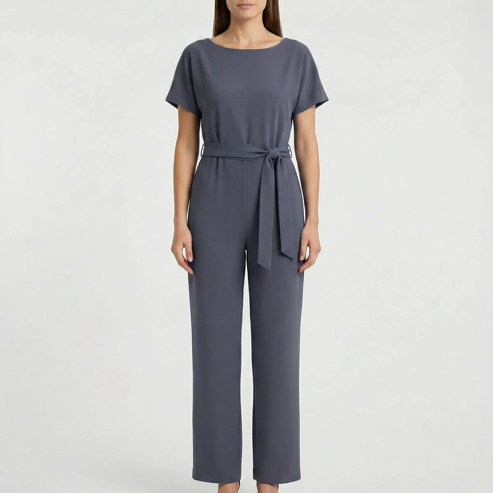 Elegant damjumpsuit med vida ben. Stilren helkroppsdesign med knytbälte, perfekt för fest och speciella tillfällen.