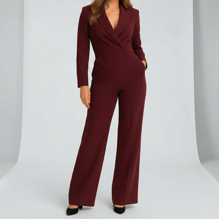 Klassisk långärmad damjumpsuit Evie med figursydd passform. Smickrande silhuett & v-ringning för alla säsonger.